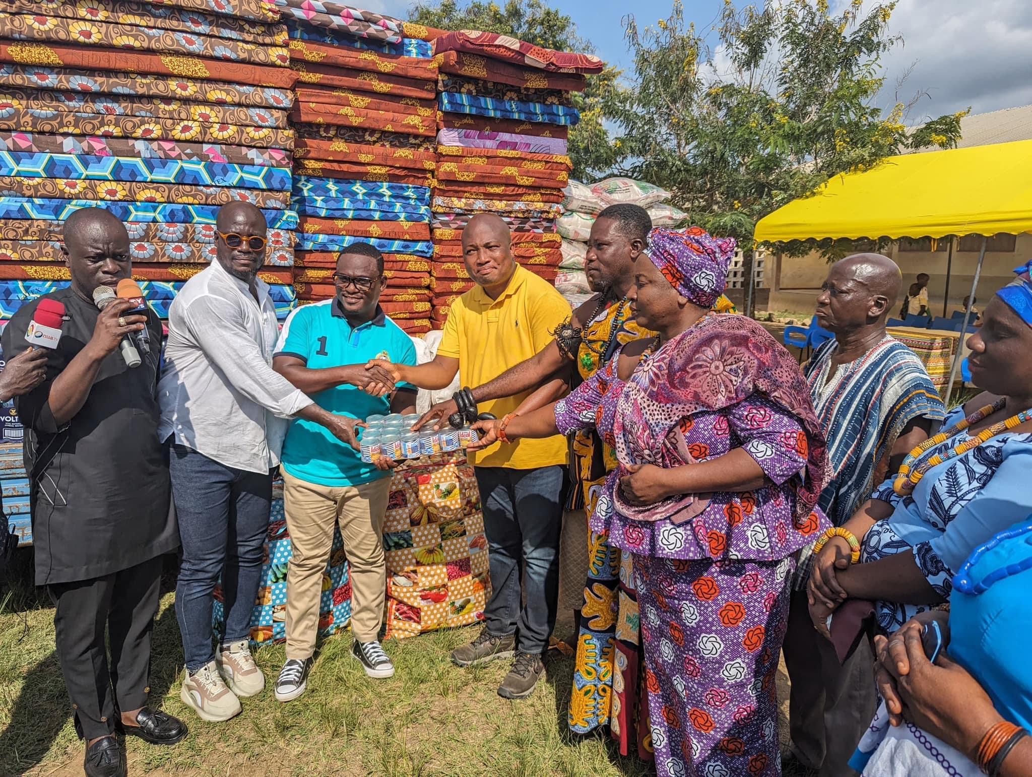 Akosombo Dam Spillage: Stephen Appiah donates to victims of flood in the Volta Region [PHOTOS]