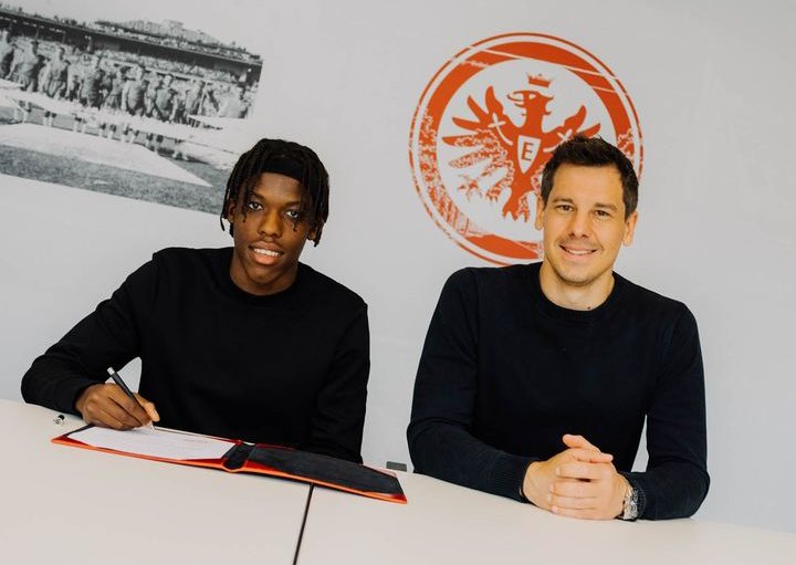 Spanish-Ghanaian Andrew Junior Awusi signs first professional contract with Frankfurt
