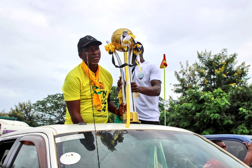 Hundreds of fans welcome Nsoatreman FC after winning FA Cup triumphant