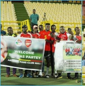 Arsenal fans in Mali give Ghana midfield dynamo Thomas Partey a warm welcome in Bamako