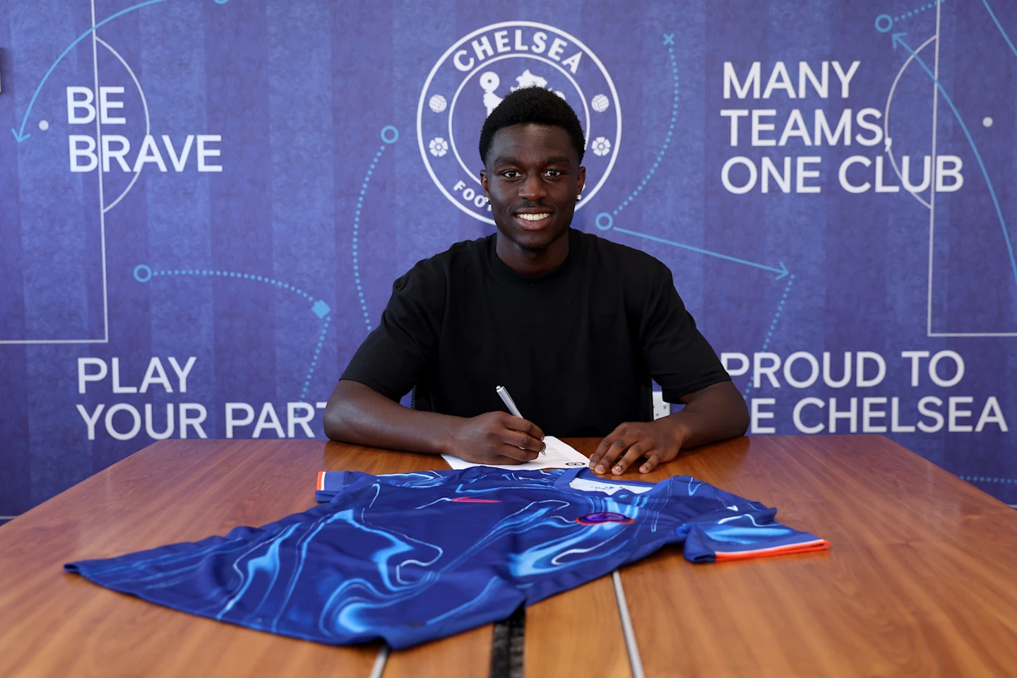 Swedish-Ghanaian Genesis Antwi signs first professional contract with Chelsea